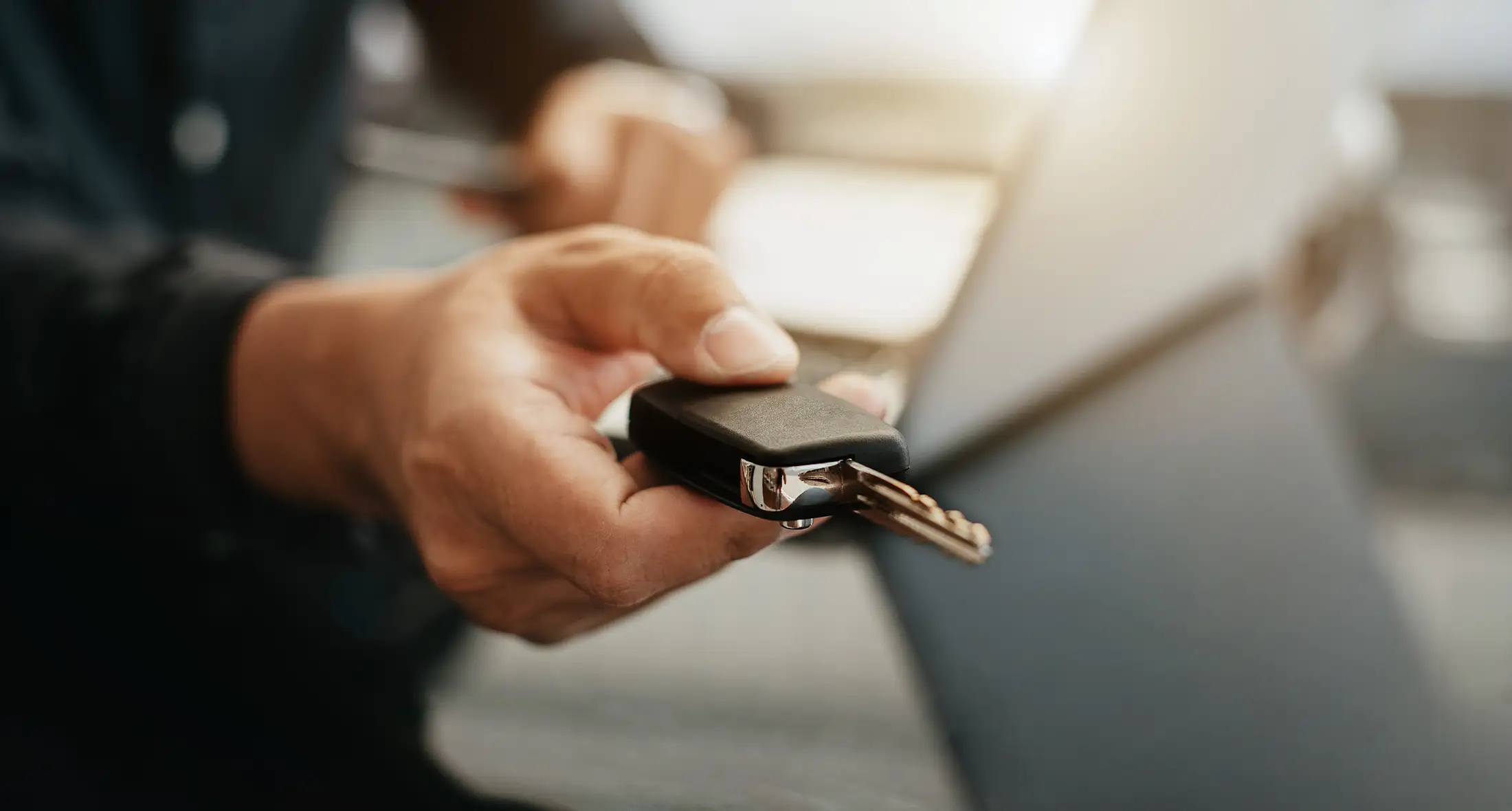 Schlüsselübergabe bei einem Autokauf