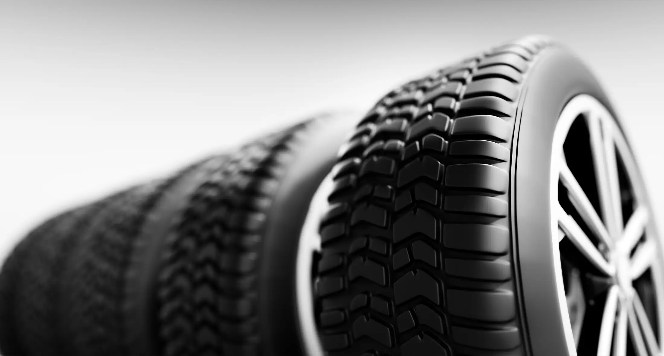 Räder mit modernen Alufelgen auf weißem Hintergrund