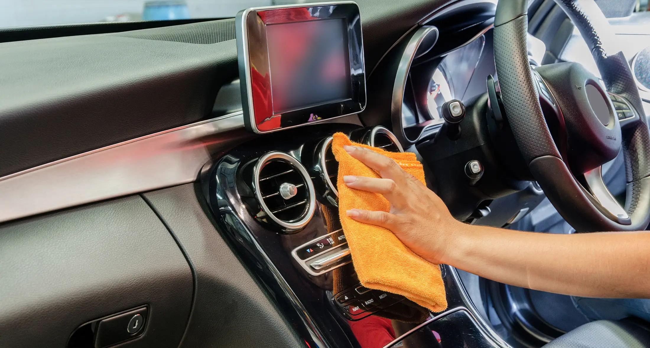Handreinigung des Fahrzeuginnenraums mit einem Mikrofasertuch